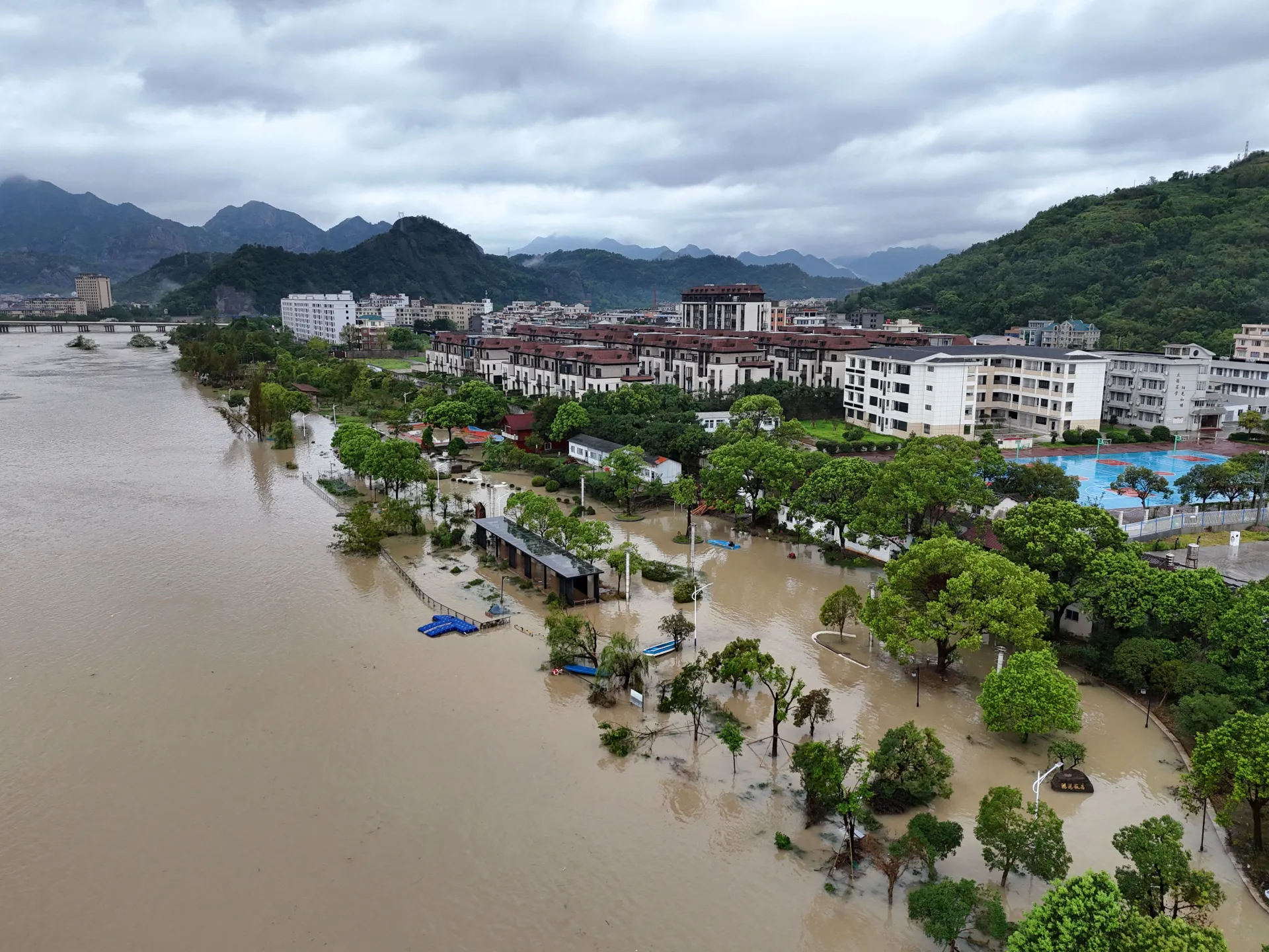 Tropiese Storm Dolfyn veroorsaak oorstromings en ontruimings in Oos-China