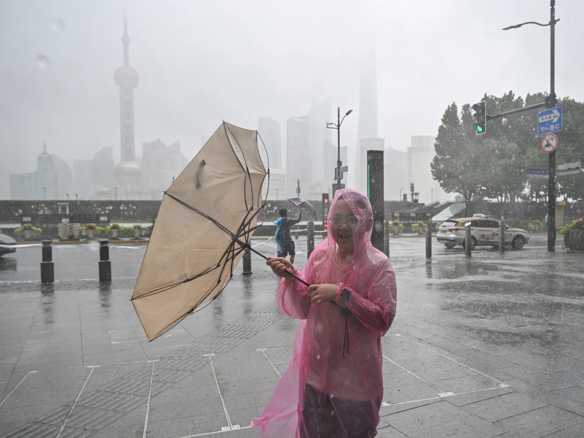 Typhoon Dolphin Treft China, Waarschuwingen Voor Overstromingen En Landverschuivingen