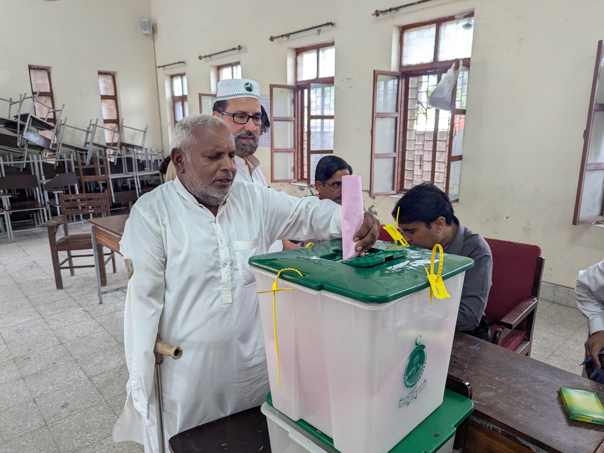 Verkiezingen in Pakistan-beheerd Kasjmir Afgeschaald Te Midden van Onrust